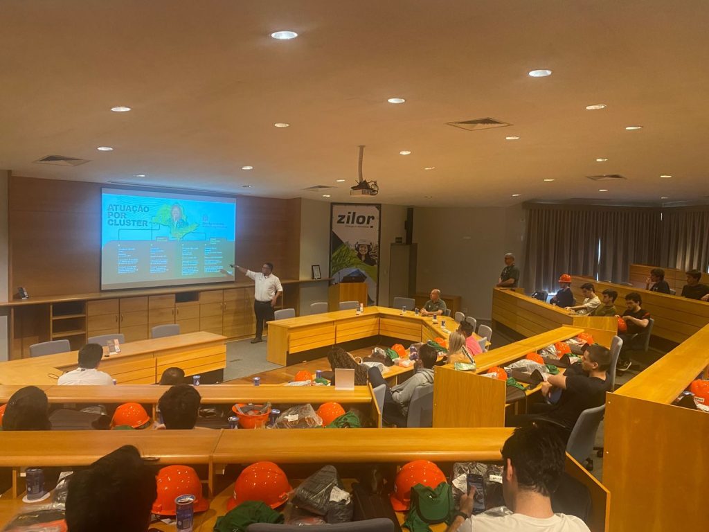 Alunos da FGV em visita técnica à Unidade São José da Zilor