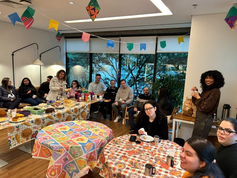 Colegas do escritório de SP se reúnem em café da manhã junino de integração