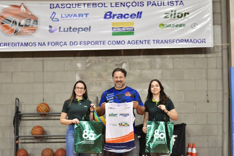 Alunos do Esporte Para a Vida recebem novos uniformes em noite de integração