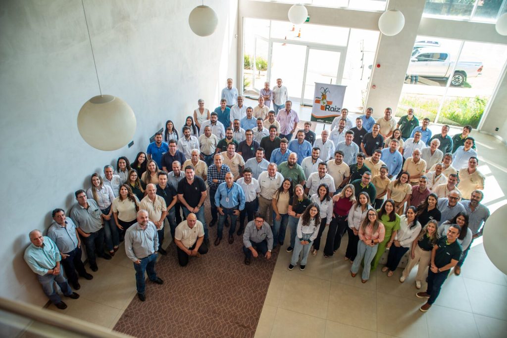 Produtores e equipes da Zilor reunidos no encontro do Programa +Raiz em Lençóis Paulista